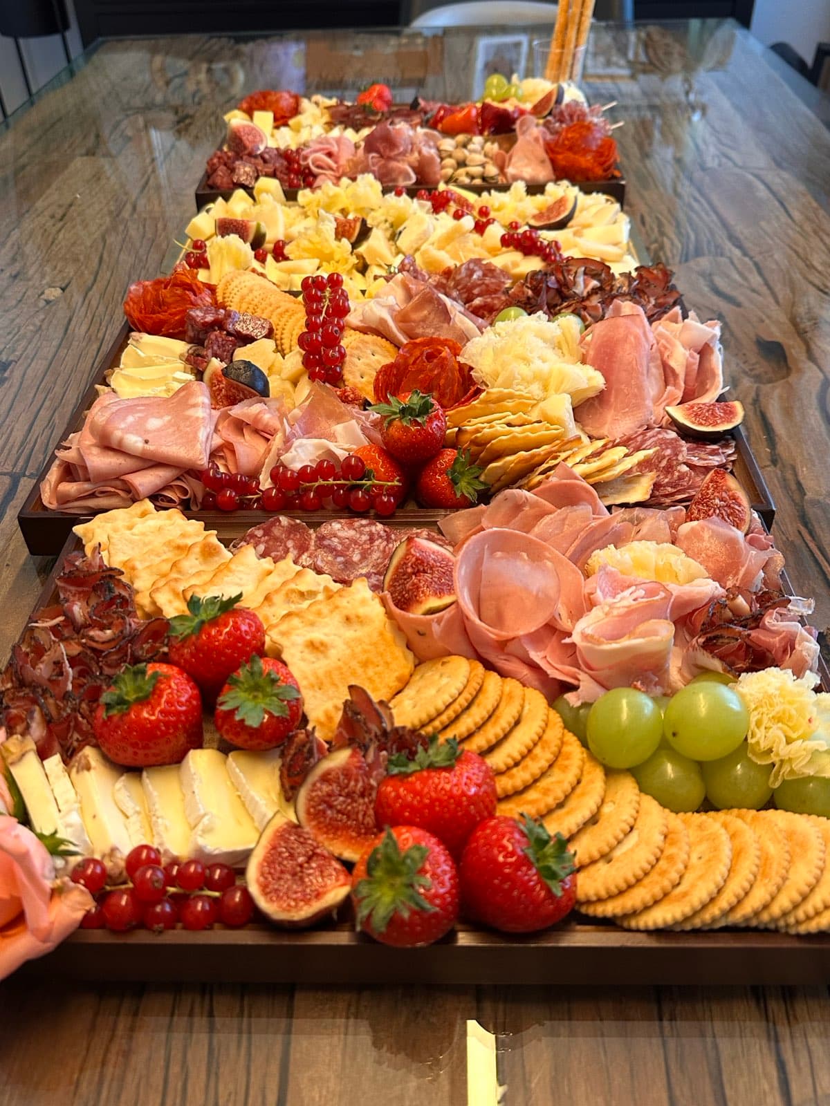 Grosse Platte mit Salumi, Käse, Früchten und Crackern